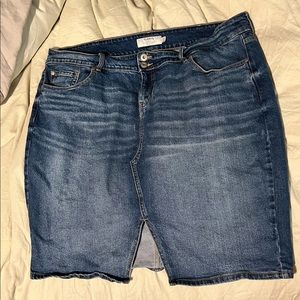 Size 24 Torrid Jean skirt with from slit.